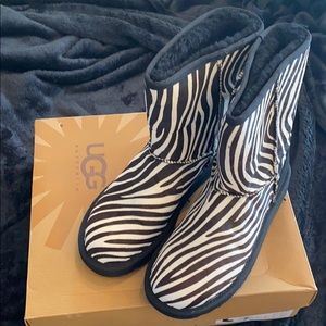 UGG Classic Short Exotic Blk/Wht Zebra Stripe Boot